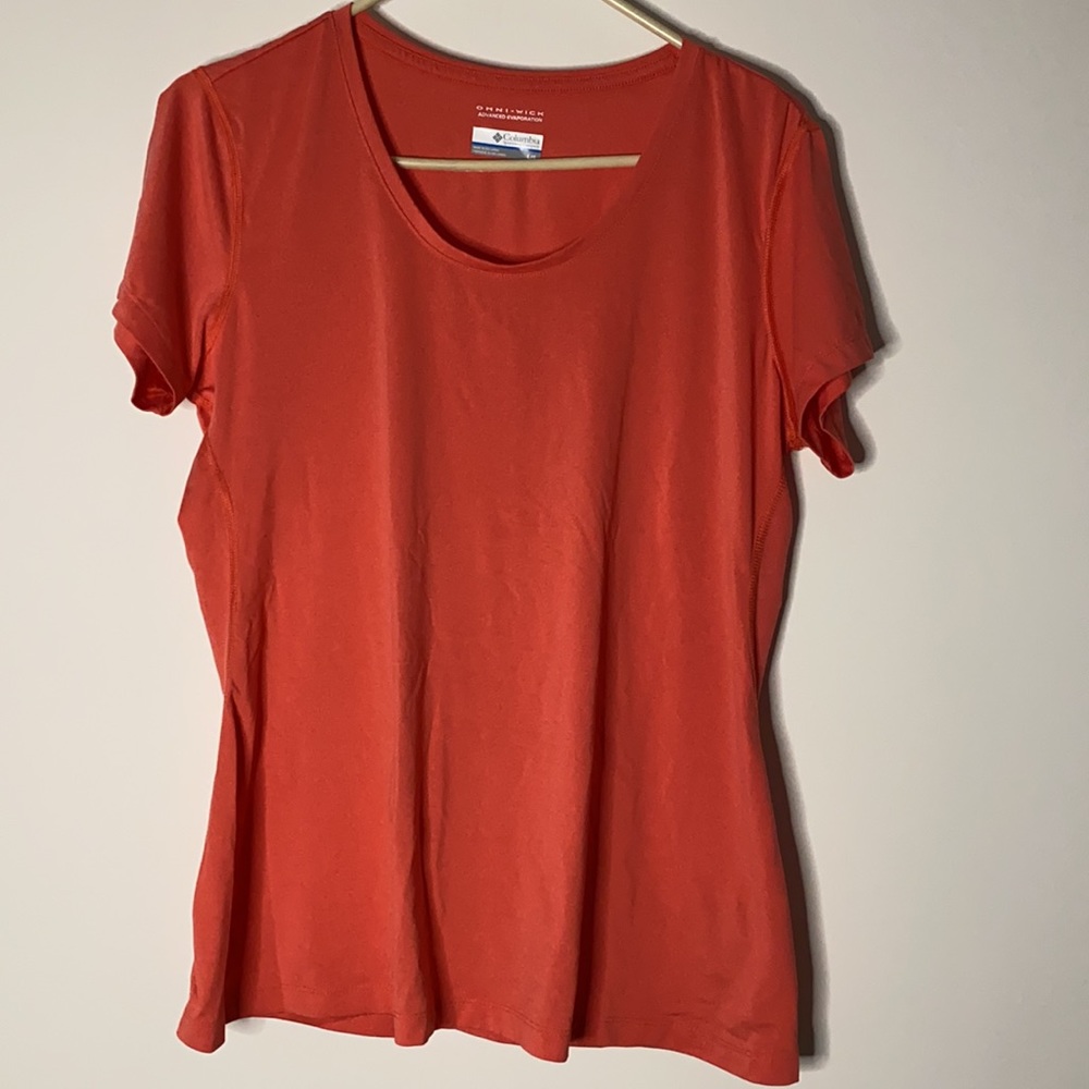 ❤️2 for $25 COLUMBIA T-shirt in size Large
